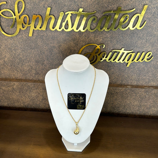 Gold chain with pendant